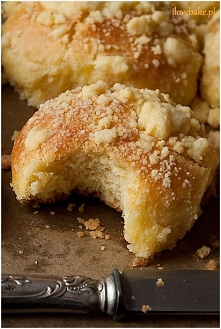 MLECZNE BUŁECZKI Z KRUSZONKĄ

SKŁADNIKI NA BUŁECZKI:

    4 szklanki mąki tortowej
    30 g drożdży suchych lub 14 g suchych
    1 szklanka mleka, ciepłego
    1/2 szklanki cukr...