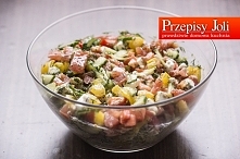 ZYBKA SAŁATKA Z FETĄ Składniki: 1 opakowanie sera feta 1 papryka żółta 1 papryka czerwona 2 ogórki gruntowe 3 pomidory pół pęczka koperku sól pieprz 2 łyżki octu balsamicznego 2...