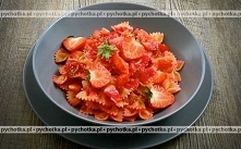 Makaron z sosem truskawkowym