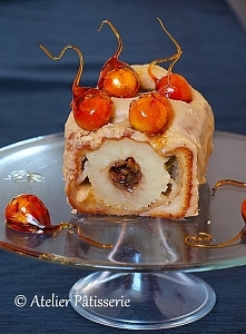 Ciasto z całymi jabłkami, orzechową niespodzianką i karmelowym lukrem.