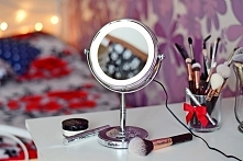 Piękne podświetlane lusterko Babyliss. Niezbędny gadżet w okresie jesienno-zimowym, kiedy dzień jest krótki. Macie takie na swoich toaletkach? A więcej o tym konkretnym modelu m...