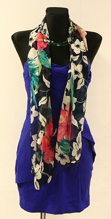 Piękna sukienka w kolorze indygo. Zapraszamy do naszego sklepu z odzieżą używaną w Suwałkach.