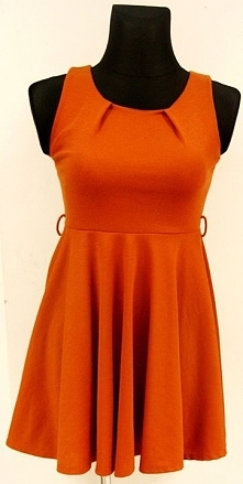 Piękna sukienka w kolorze ciemno pomarańczowym. Zapraszamy do naszego Sklepu z odzieżą używaną w Suwałkach, ul. Noniewicza 85F.