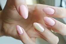 Paznokcie w pudrowym kolorze z dodatkiem w postaci efektu syrenki i ombre krok po kroku