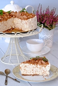 Sernik straciatella ♥♥♥ Pomysł na ŚWIĄTECZNE WYPIEKI... Składniki: 150 g herbatników lub innych ciastek np. Oreo lub Hity, 60 g rozpuszczonego masła, 1 kg sera twarogowego (pole...