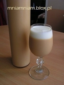 Mleczny likier toffi

1/2 l czystej wódki
2 puszki mleka kondensowanego SŁODZONEGO
mleko trzeba w puszkach ugotować: wkładamy puszki do garnka, zalewamy wodą i gotujemy 2 godzin...