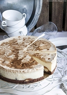 Sernik tiramisu

Spód
Składniki:
65g rozpuszczonej czekolady
2 łyżeczki kawy rozpuszczalnej w proszku
1 łyżka Amaretto
65g miękkiego masła
50g drobnego cukru
1 jajko
40g mąki
14...
