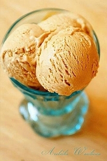 Lody krówkowe 

Składniki:
- 1 puszka masy krówkowej (400 g)
- 600 ml słodkiej śmietanki 30-36%

Śmietankę ubić na sztywno, dodać 380 g masy krówkowej (można trochę mniej) i dok...