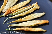 Liście babki lancetowatej w cieście

młode liście babki lancetowatej
pół szklanki mąki pszennej
pół szklanki mąki kukurydzianej
500 ml mleka (u mnie kozie)
1 łyżka oleju słonecz...