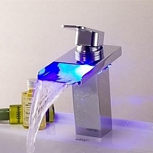 zeitgenssische Messing verchromt einzigen Handgriff ein Loch Farbwechsel LED Wasserfall Waschbecken Wasserhahn