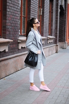 Casualowa stylizacja z różowymi trampkami czasnabuty.pl