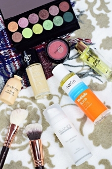 Ulubione kosmetyki jesieni - trochę pielęgnacji, trochę kolorówki oraz pędzle. Po szczegóły zapraszam na mademoisellemagdalene.pl