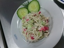 sałatka z paluszkami krabow...