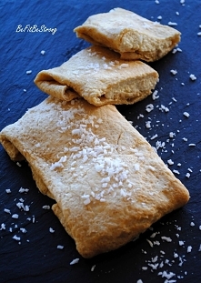 Bardzo kokosowe naleśniki z kokosowym twarożkiem z tofu (wegańskie). Przepis po kliknięciu w zdjęcie.