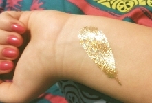 Metaliczny tatuaż na mojej dłoni z tegorocznego lata. Teraz hitem stają się owe tatuaże aplikowane na włosy.