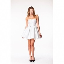 Biało – srebrna sukienka wieczorowa na sylwestra