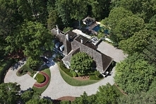 Amerykańska rezydencja i piękny, rozległy, zaplanowany podjazd pod dom - oczywiście w amerykańskim stylu! Taki podjazd pod dom to już trochę architektura krajobrazu;]