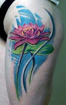 tatuaże na udzie kwiat lotosu