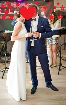 Sprzedam suknię ślubną projektu ANNY KARY z kolekcji 2015 AMBER. 
Materiał : krepon
koronka: bawełna
Kolor śmietankowy
Stan sukni: idealny
Cena katalogowa sukni to 3.900,00 zł. ...