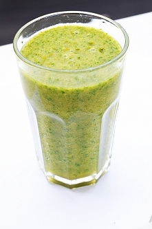 Dzień 36 Koktajl z jarmużu gruszki i jabłka Szklanka jarmużu jabłko obrane gruszka obrana 3/4 szk wody mineralnej zmiksowałam ok 1 minuty i gotowe :)