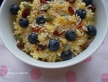 Składniki:

3/4 szklanki kaszy jaglanej 

2 szklanki wody

szczypta soli

garść borówek amerykańskich

1 łyżeczka ziaren sezamu

1 łyżeczka cukru trzcinowego

1 łyżeczka masła

...