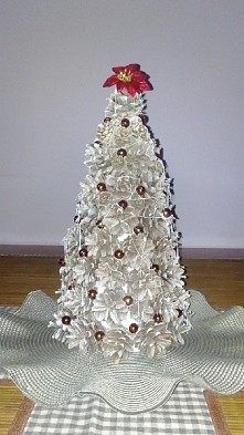 i jeszczee jedna choineczka tym razem z szyszek