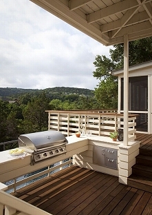 Miejsce do grillowania na tarasie to świetne rozwiązanie - stanowić może przedłużenie salonu, jadalni czy kuchni, jest wygodne, dobrze skomunikowane z domem i na dodatek mamy z ...