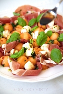 SAŁATKA Z MELONEM , MOZZARELLĄ i SZYNKĄ PARMEŃSKĄ