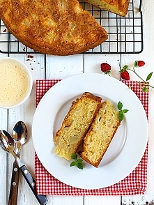 Błyskawiczne ciasto z jabłkami (podane z sosem custard)