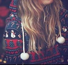 Sweterek z bombelkami <3