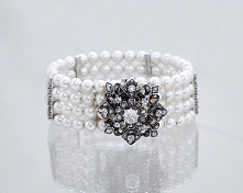 Bransoletka składająca się z pereł i diamentów.