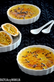 Creme brulee na mleku kokosowym z marakują