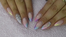 Francuski manicure – ombre, ozdobiony cyrkoniami