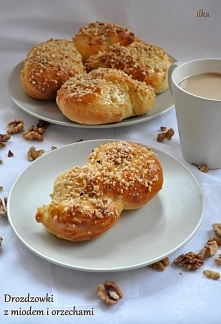 Drożdżówki z miodem i orzechami