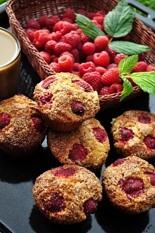 Muffiny pszenno-orkiszowe z malinami