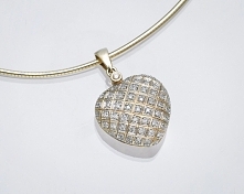 #Zawieszka w kształcie #serca wysadzana #diamentami. Świetna na #prezent #świąteczny.