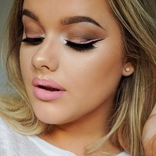 makijaż z małym różowym akc...