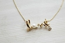 Złoty naszyjnik z napisem love