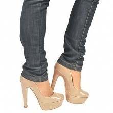 Jasne buty na platformie i  grubszym obcasie