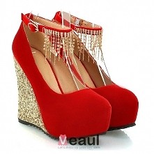 Czerwone buty na koturnie