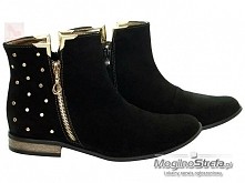 Czarne buty.