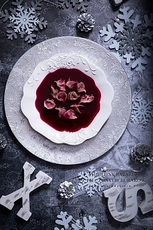 Wyjątkowy, wigilijny barszcz z pieczonych buraków z dodatkiem suszonych grzybów i pieczonych jabłek. Bardzo aromatyczny, esencjonalny i intensywny w kolorze. Pieczenie buraków i...