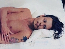 "Kochając jednocześnie dwie osoby wybierz tę drugą, bo jeżeli naprawdę kochałbyś pierwszą, nie zakochałbyś się w drugiej." – Johnny Depp