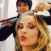 Jak spać w mokrych włosach, żeby rano super wyglądać??

Dzięki tym poradom pośpisz dłużej, a Twoje włosy same się ułożą :))