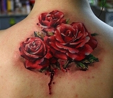 tatuaże damskie róże na plecach