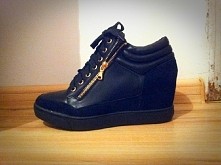 Sprzedam sneakersy na koturnie (wysokosc 6-7 cm). Rozmiar 39 (wkladka 25,5 cm), cena 69 zl plus przesylka. 

#sprzedam#botki#koturny#sneakersy#