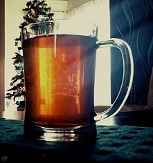 Taką herbatke to ja lubie :-D duża, ciepła i z cytrynka :-D chorba dalej nie przechodzi :-( dalej mam katar i boli gardło :-( ale wczoraj już nie wytrzymałam i pojechałam na bas...