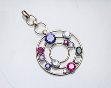 Zawieszka z kamieniami w pięknych kolorach.