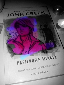 "To papierowe miasto. (...) popatrz na te wszystkie ślepe zaułki, ulice (...) wszystkie te domy wybudowane po to, by się rozpaść. Na wszystkich tych papierowych ludzi miesz...