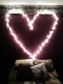 serce z lampek nad łóżkiem ...
